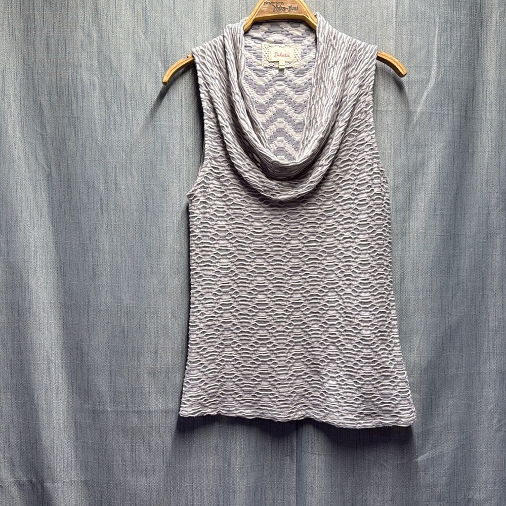 Deletta Textured Gray and Cream sleeveless blouse size medium
